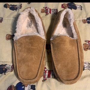 Ugg Slipper w fur inside GUC